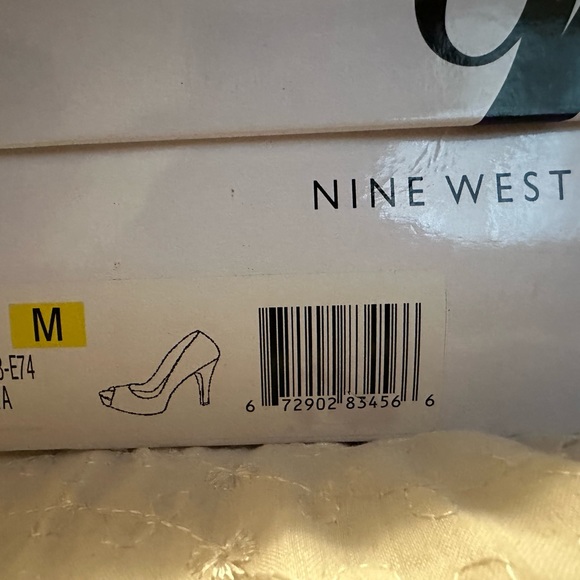 Beautiful bright red high heel shoes for the PERFECT valentines date night ❤️ - Picture 4 of 5